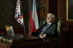 Miroslav Donutil jako prezident Viktor Toman v minisérii Moloch.