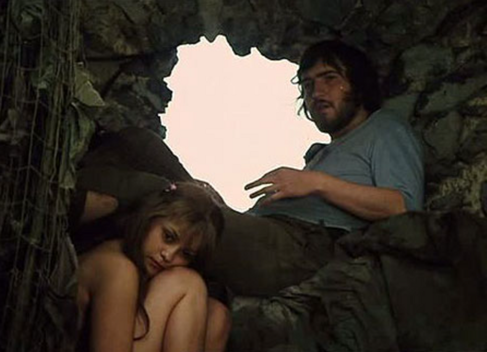 Miroslav Donutil jako Nikola Šuhaj loupežník a Iva Bittová v roli jeho milé Eržiky ve filmovém zpracování inscenace Divadla na provázku Balada pro banditu.