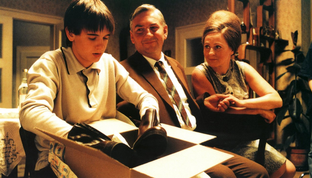 Miroslav Donutil jako otec Šebek, Simona Stašová coby jeho manželka a Michael Beran v roli jejich syna v legendární komedii Pelíšky.