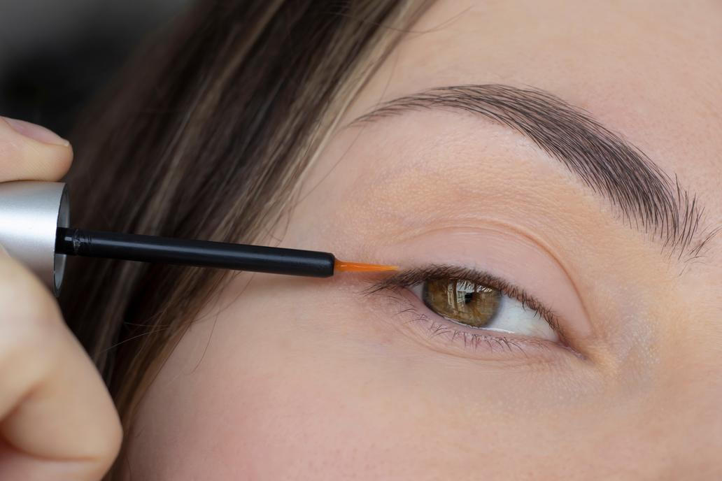Pravidelná péče je klíčem k úspěchu. Řasy a obočí