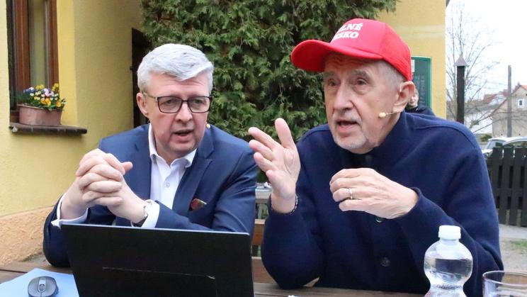 Předseda ANO Andrej Babiš a místopředseda ANO Karel Havlíček při společném vysílání pro diváky na internetu