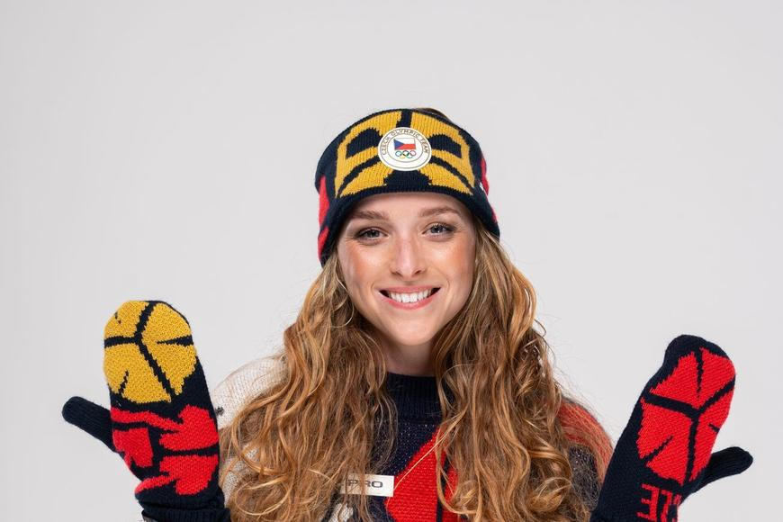 Holínky, vytahaný svetr i čepice Raškovka. Česká olympijská móda provokuje už dekády