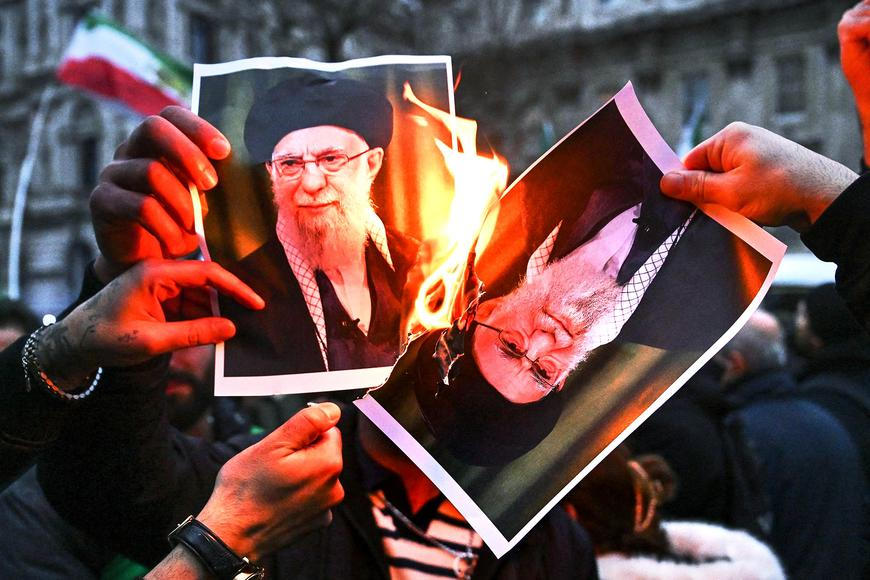 "Odvedli raněné a stříleli je do hlavy." Íránec v Česku netuší, co se stalo s rodinou