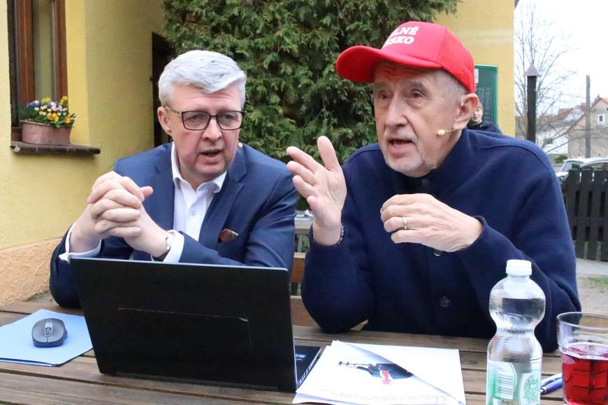 To moje krvavé oko... A ten můj tlak... Babiš s Havlíčkem jako dva pacienti v čekárně