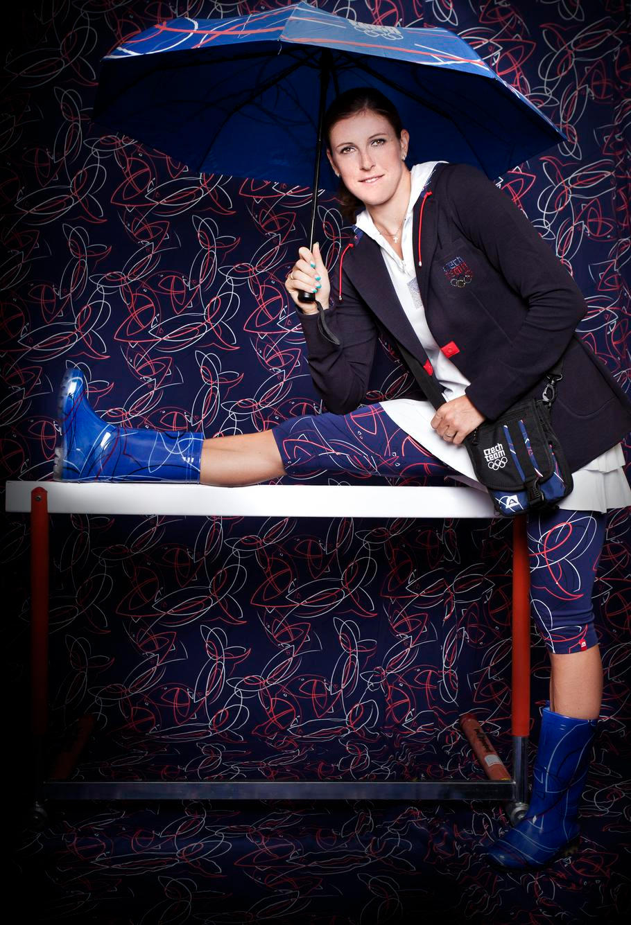 Veřejnost však více než koncept kolekce zaujaly její nejvýraznější doplňky – modré holínky.