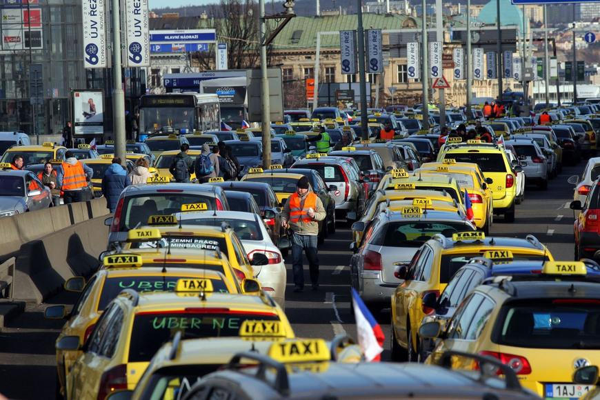 Obce by mohly po taxikářích požadovat zkoušky z češtiny a místopisu