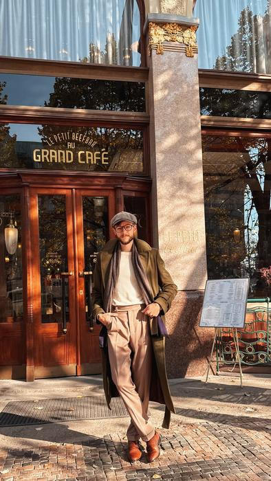 Libor Neuwirth dokazuje, že slušnost není relikt minulosti ani výsada smetánky. Naopak – je to každodenní dovednost, která dokáže zachránit trapas, pracovní schůzku i vztahy. A právě v tom mají Češi podle něj stále rezervy.