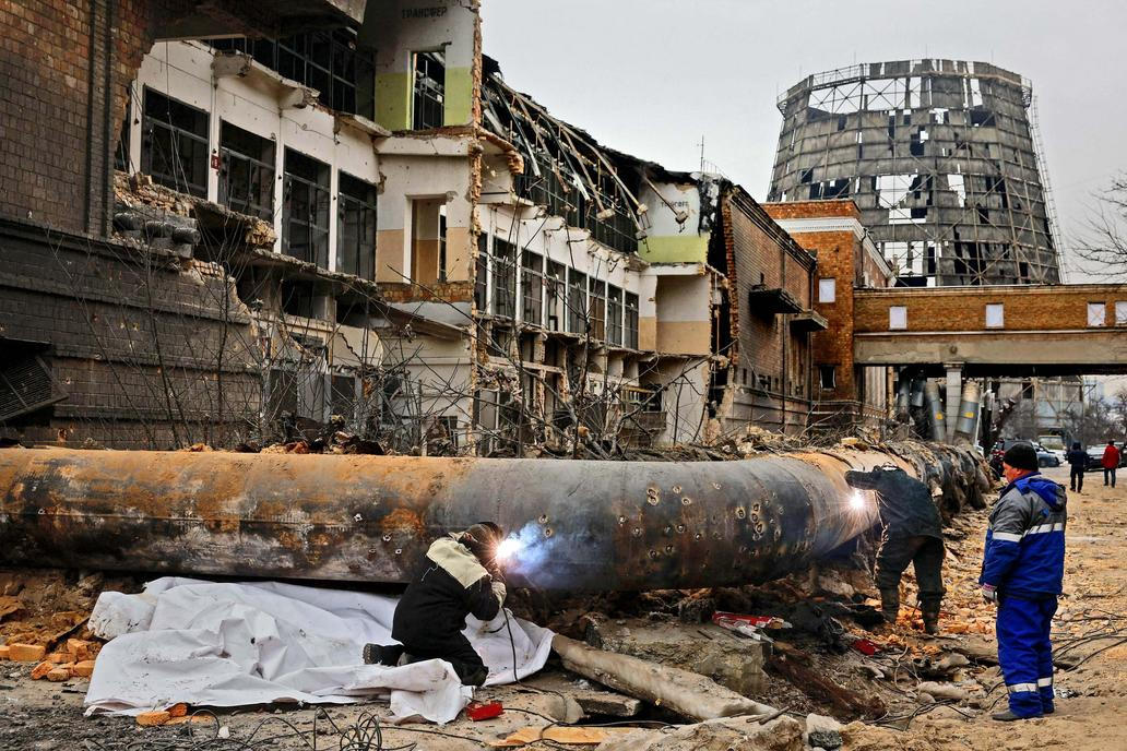 Kyjev sevřený ledem, teplárna leží v troskách