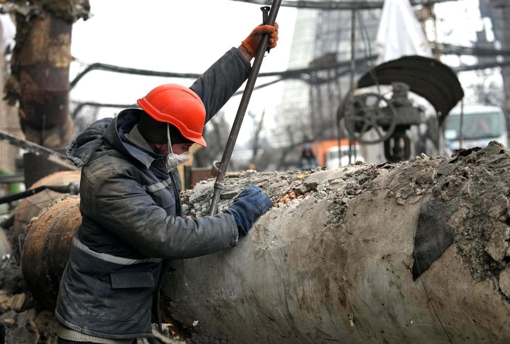 Kyjev sevřený ledem, teplárna leží v troskách
