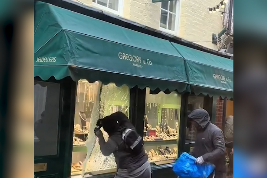 Virální video: Muži s kladivy za bílého dne vykradli klenotnictví, obsluha se nebála