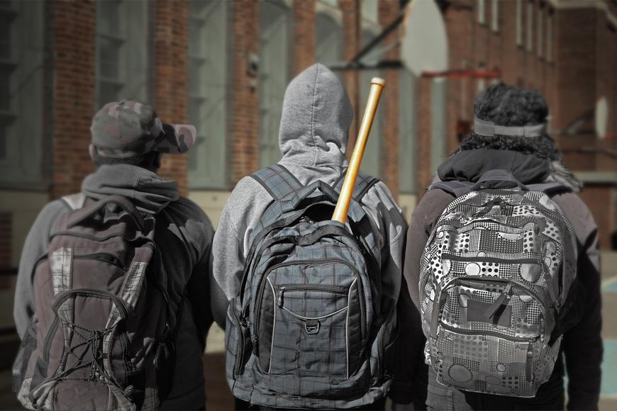 Na školáky útočili se zbraní, napadli košer kavárnu. Němci jsou na dětský gang krátcí