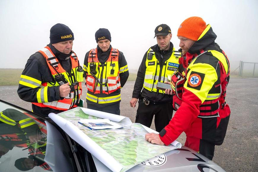 Hasiči pomáhají dostat na povrch pět uvízlých jeskyňářů v Moravském krasu
