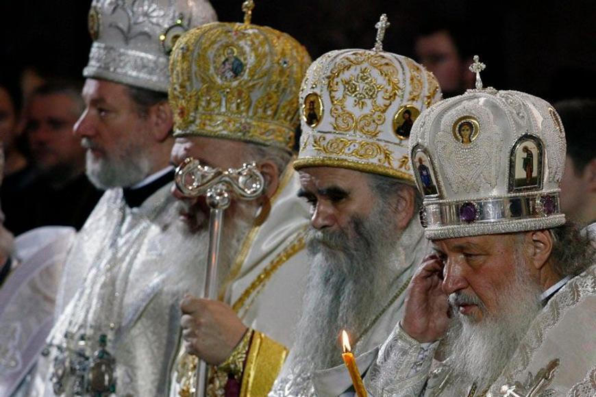 Rusové nešetří ani vlastní kněze, za kritiku války končí ve vězení i umírají