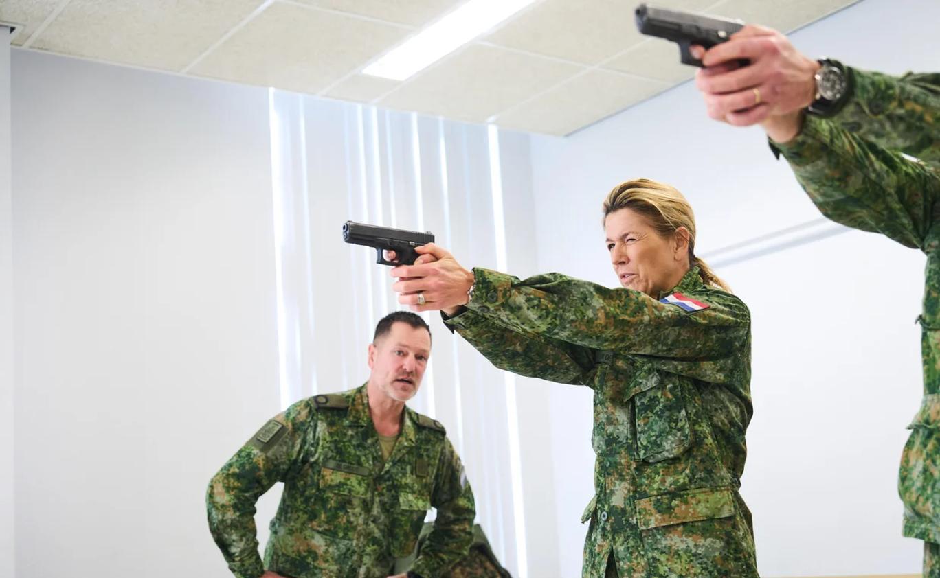 Královna Máxima Nizozemská při vojenském výcviku