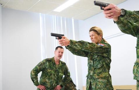 Královna Máxima Nizozemská při vojenském výcviku