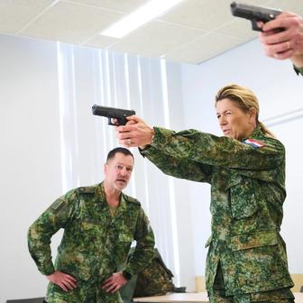 Královna Máxima Nizozemská při vojenském výcviku