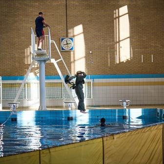 Královna Máxima Nizozemská při vojenském výcviku