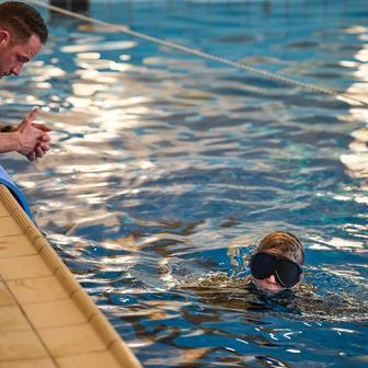 Královna Máxima Nizozemská při vojenském výcviku