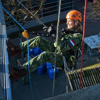 Královna Máxima Nizozemská při vojenském výcviku