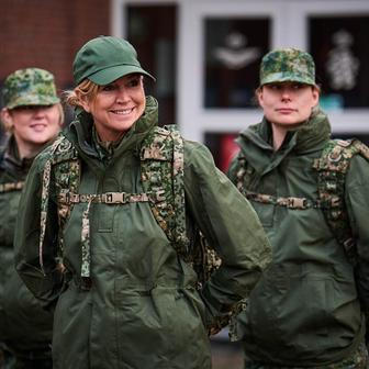 Královna Máxima Nizozemská při vojenském výcviku