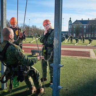 Královna Máxima Nizozemská při vojenském výcviku