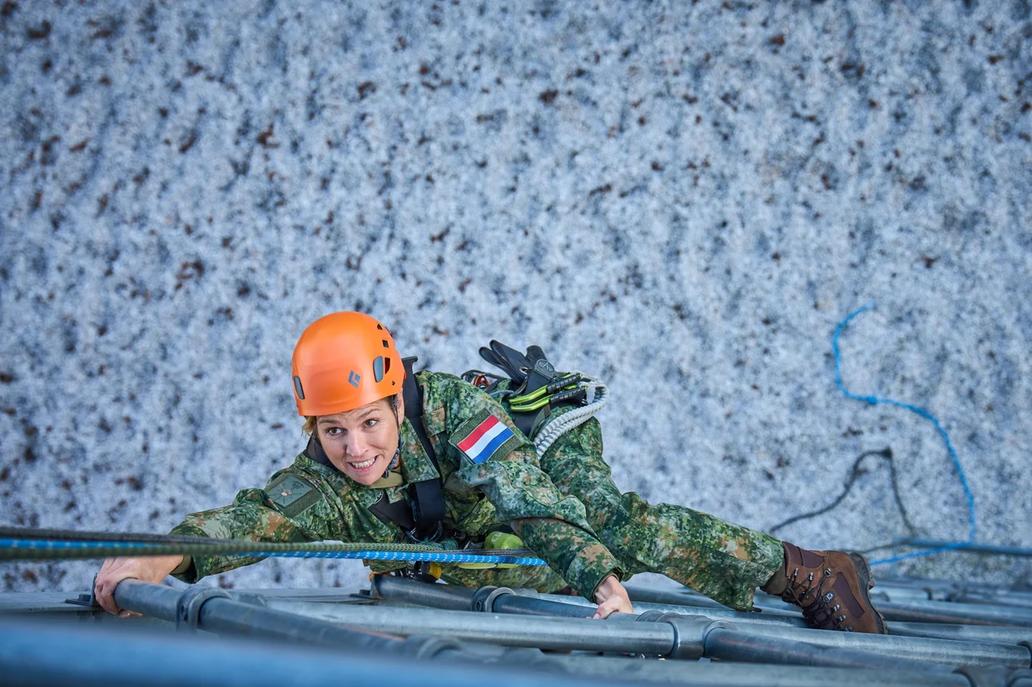 Královna Máxima Nizozemská při vojenském výcviku
