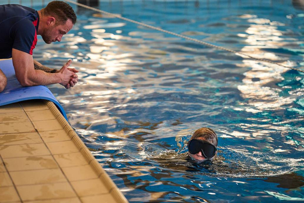 Královna Máxima Nizozemská při vojenském výcviku