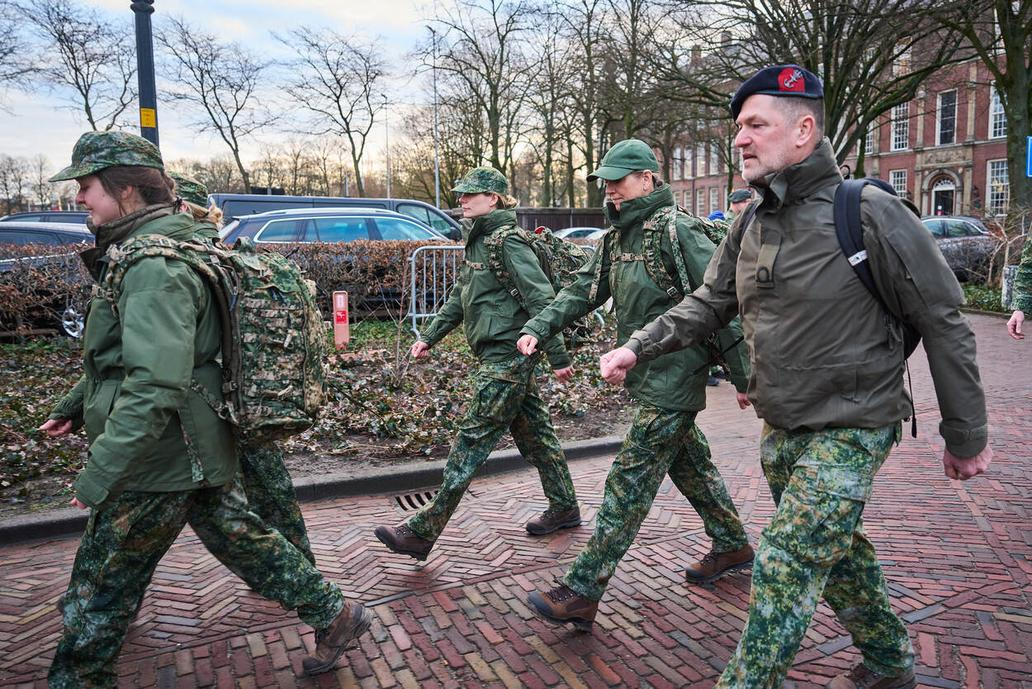 Královna Máxima Nizozemská při vojenském výcviku