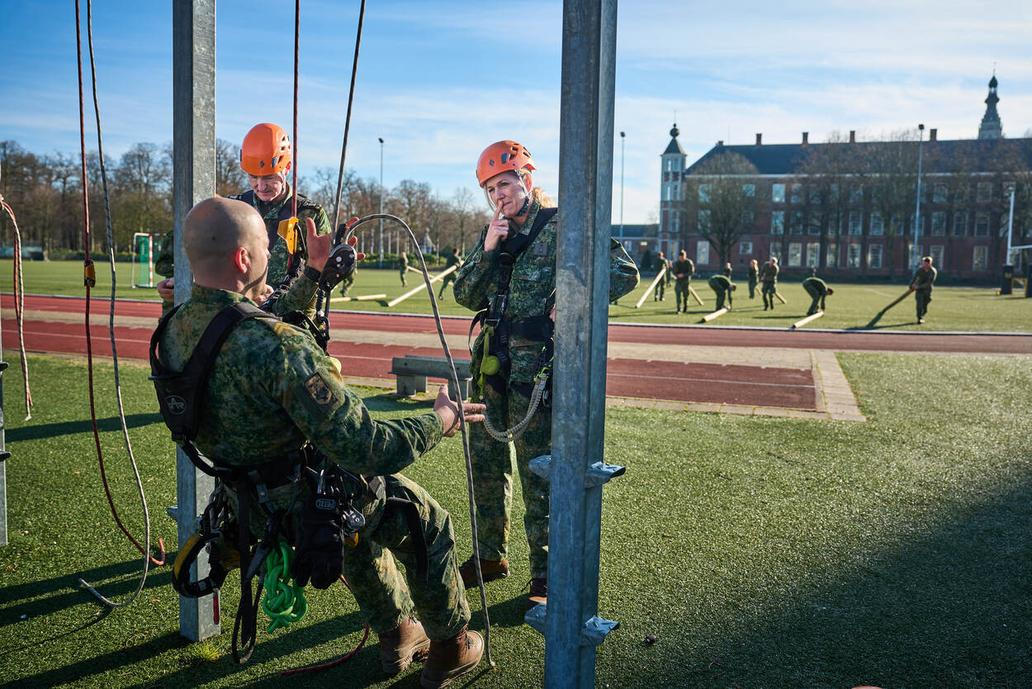 Královna Máxima Nizozemská při vojenském výcviku