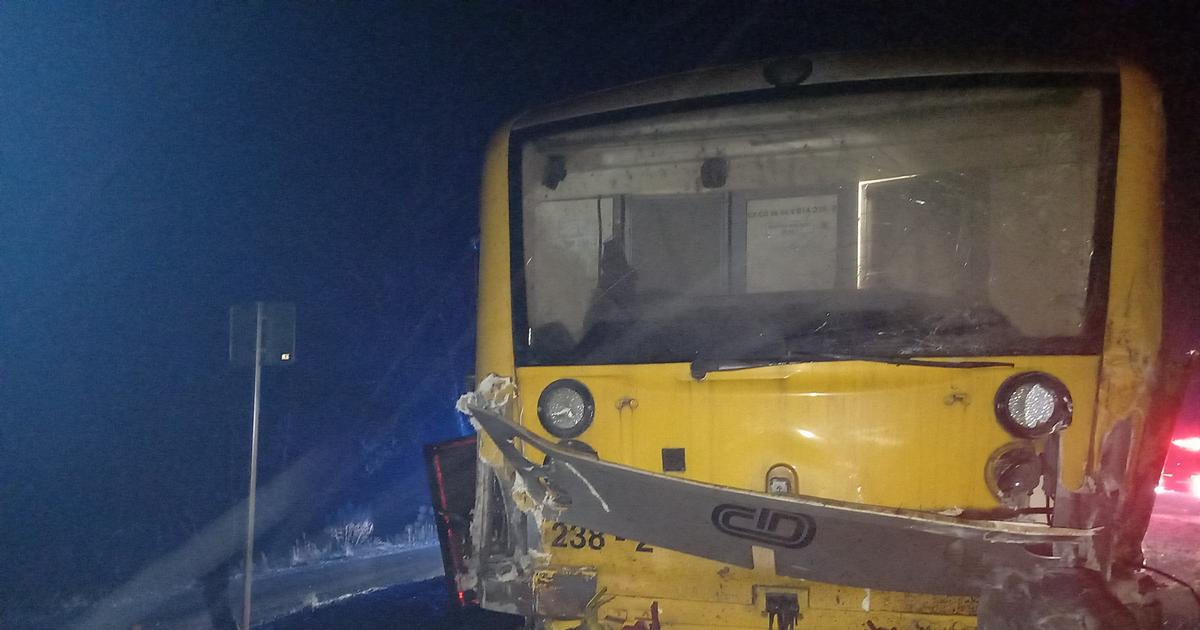 Na Jičínsku se srazil vlak s kamionem, na místě je několik zraněných