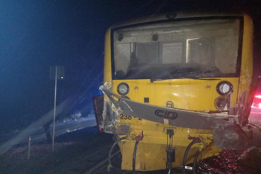 Na Jičínsku se srazil vlak s kamionem, na místě je několik zraněných