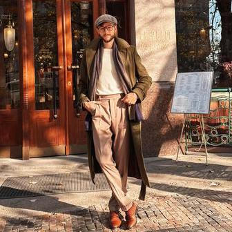 Libor Neuwirth dokazuje, že slušnost není relikt minulosti ani výsada smetánky. Naopak – je to každodenní dovednost, která dokáže zachránit trapas, pracovní schůzku i vztahy. A právě v tom mají Češi podle něj stále rezervy.