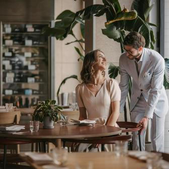 A že přirovnání k Ladislavu Špačkovi slyší často. Bere ho s respektem, ale i určitou pokorou. „Být brán jako novodobý Ladislav Špaček je pro mě velká čest, ale i břímě. Lidé mají tendenci srovnávat, ale každý máme jiný styl,“ říká. Zatímco Špaček přirozeně oslovil spíše starší generaci, Neuwirth mluví hlavně k mladším – prostřednictvím sociálních sítí. A funguje to. 