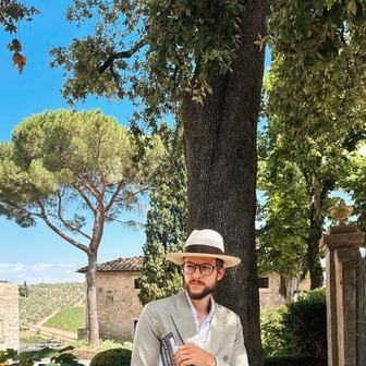 Kniha, stejně jako jeho slavný instagramový profil, vznikla v rámci jeho projektu Etiquette for Every Day. Ten započali v roce 2020, tedy v době covidu, a ze začátku šlo jen o krátké texty a fotky. „Já psal, manželka fotila. A pak přišla videa – a najednou to mělo neuvěřitelný spád,“ popisuje. 

A pomohl i již zmíněný Ladislav Špaček, který projekt sdílel a později se objevil i v Liborově knize. „Ten růst mě strašně překvapil. Je skvělé, že to lidi baví a dává jim to smysl,“ doplňuje.