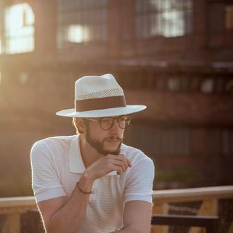 I když se právem nepovažuje za kopii slavného odborníka na etiketu, v mnohém se shodnou. Třeba na tom, že etiketa není o předpisech, ale o empatii. O tom, aby spolu lidé dokázali fungovat bez zbytečných třenic. „Etiketa zbrousí hrany mezilidského kontaktu. Díky ní nejsou situace tak trapné a všechno probíhá hladčeji,“ myslí si.