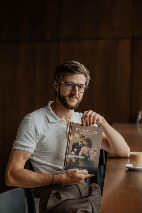 „Už při studiu jsem se začal věnovat etiketě, tvořil jsem na sociální sítě a postupně se z toho stala práce. Robotiku jsem dostudoval, ale profesně jsem šel cestou etikety,“ vypráví. A právě propojení racionality, systému a lidskosti je na jeho přístupu znát. I když sází na humor a využívání sociálních sítích – čímž se liší od kolegy Ladislava Špačka, ke kterému je přirovnávaný. 