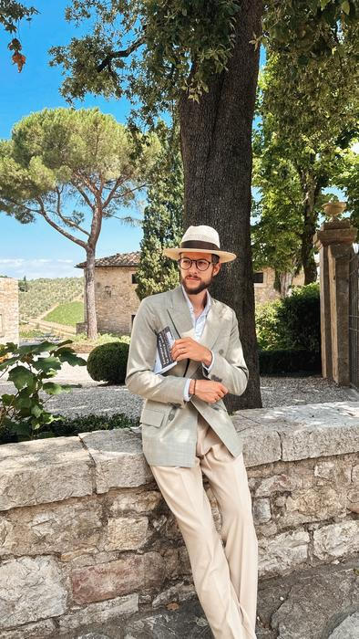 Kniha, stejně jako jeho slavný instagramový profil, vznikla v rámci jeho projektu Etiquette for Every Day. Ten započali v roce 2020, tedy v době covidu, a ze začátku šlo jen o krátké texty a fotky. „Já psal, manželka fotila. A pak přišla videa – a najednou to mělo neuvěřitelný spád,“ popisuje. 

A pomohl i již zmíněný Ladislav Špaček, který projekt sdílel a později se objevil i v Liborově knize. „Ten růst mě strašně překvapil. Je skvělé, že to lidi baví a dává jim to smysl,“ doplňuje.