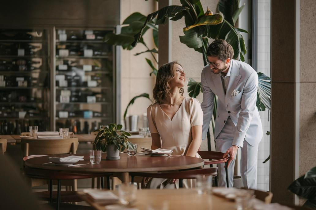 A že přirovnání k Ladislavu Špačkovi slyší často. Bere ho s respektem, ale i určitou pokorou. „Být brán jako novodobý Ladislav Špaček je pro mě velká čest, ale i břímě. Lidé mají tendenci srovnávat, ale každý máme jiný styl,“ říká. Zatímco Špaček přirozeně oslovil spíše starší generaci, Neuwirth mluví hlavně k mladším – prostřednictvím sociálních sítí. A funguje to. 