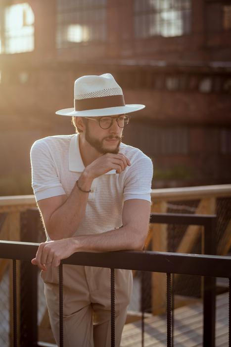 I když se právem nepovažuje za kopii slavného odborníka na etiketu, v mnohém se shodnou. Třeba na tom, že etiketa není o předpisech, ale o empatii. O tom, aby spolu lidé dokázali fungovat bez zbytečných třenic. „Etiketa zbrousí hrany mezilidského kontaktu. Díky ní nejsou situace tak trapné a všechno probíhá hladčeji,“ myslí si.