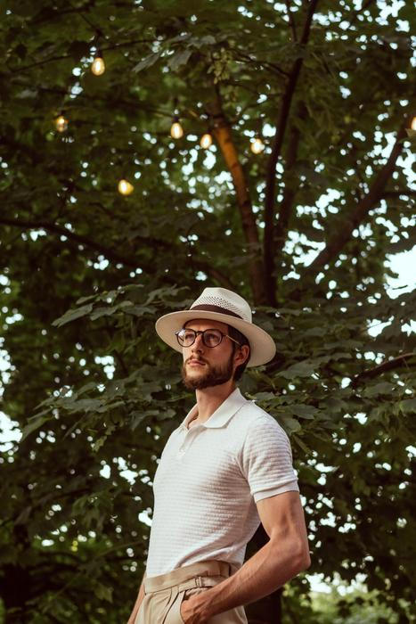 Nejkritičtější oblast, kde Češi chybují? „Nejčastěji chybujeme ve stolování,“ říká Neuwirth s jistotou. A právě u stolu podle něj panuje řada zakořeněných omylů. „Lidé jsou přesvědčení, že něco dělají správně, protože to tak dělali celý život. Jenže spousta těchto ‚pravidel‘ jsou jen pověry nebo zvyky, které už dávno nemají opodstatnění,“ vysvětluje.