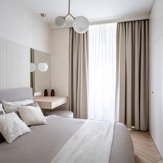 „Ložnici jsme přesunuli do klidnější části směrem do vnitrobloku, zatímco kuchyň s obývacím pokojem jsme situovali na jižní stranu do ulice, kde je během dne výrazně více denního světla,“ popisuje. 