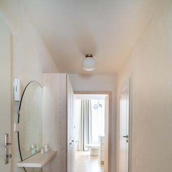 Malý byt o dispozici 2+kk se původně obracel spíše do ticha vnitrobloku, ale jeho vnitřní uspořádání neodpovídalo orientaci ke světovým stranám ani potřebám budoucích obyvatel. Klient, který měl s ateliérem BekArch už předchozí pozitivní zkušenost, tak přišel s jasným zadáním: vytvořit plnohodnotné bydlení, které bude moderní, ekonomicky realizovatelné a zároveň si vystačí s minimálními zásahy do stávajících konstrukcí.