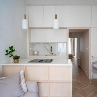 Někdy opravdu stačí málo. Jedno rozhodnutí, jeden odvážný krok – a celý byt se nadechne. V karlínském činžovním domě se architektům z ateliéru BekArch podařilo na první pohled drobná změna, která však v každodenním životě znamená zásadní rozdíl. Otočili byt „naruby“. A udělali to tak chytře, že na pouhých 38 metrech čtverečních vzniklo moderní, klidné a plně funkční bydlení pro mladý pár.