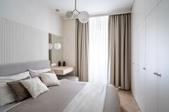 „Ložnici jsme přesunuli do klidnější části směrem do vnitrobloku, zatímco kuchyň s obývacím pokojem jsme situovali na jižní stranu do ulice, kde je během dne výrazně více denního světla,“ popisuje. 