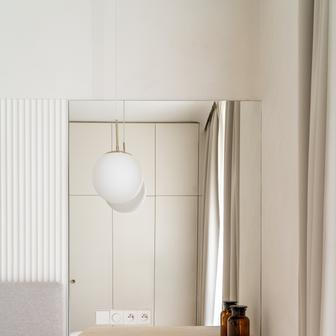 Malý prostor si žádal také promyšlenou práci s barvami i materiály. Architekti chtěli byt opticky zvětšit a prosvětlit, proto vsadili na světlé, přírodní tóny, které propojují celý interiér do harmonického celku. 