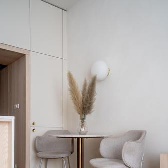 „Hlavními prioritami byly funkčnost, estetika a maximální využití každého metru,“ vysvětluje architektka Linda Polomová, spoluautorka návrhu. „Na takto malé ploše je nutné přemýšlet o každém detailu. Změny musely být citlivé, ale z hlediska atmosféry zásadní,“ dodává.