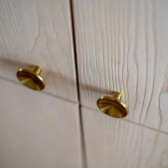 A i když si změna vyžádala kompletní úpravy elektroinstalace i rozvodů vody a odpadů, díky zkušenostem studia vše proběhlo hladce - a výsledek se okamžitě projevil v kvalitě každodenního života. V bytě jeho obyvatelé konečně mohou žít přirozeněji a příjemněji.