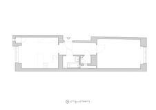 Nejvýraznější krok celé rekonstrukce? Rozhodnutí změnit dispozici bytu – a to bez jediného bourání příček. Architekti si uvědomili, že původní rozložení místností nevyužívá potenciál světla ani klidu, které byt nabízí.