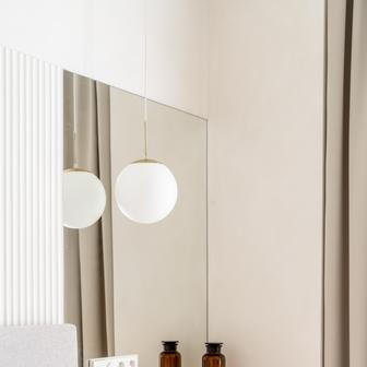 Díky vzájemné důvěře a jasné komunikaci proběhl celý proces – od návrhu až po realizaci – hladce a bez zbytečných komplikací. Výsledkem je promyšlené, funkční a vizuálně čisté bydlení, které dokazuje, že i 38 metrů čtverečních může nabídnout plnohodnotný domov.