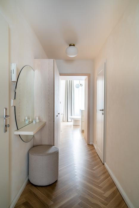 Malý byt o dispozici 2+kk se původně obracel spíše do ticha vnitrobloku, ale jeho vnitřní uspořádání neodpovídalo orientaci ke světovým stranám ani potřebám budoucích obyvatel. Klient, který měl s ateliérem BekArch už předchozí pozitivní zkušenost, tak přišel s jasným zadáním: vytvořit plnohodnotné bydlení, které bude moderní, ekonomicky realizovatelné a zároveň si vystačí s minimálními zásahy do stávajících konstrukcí.